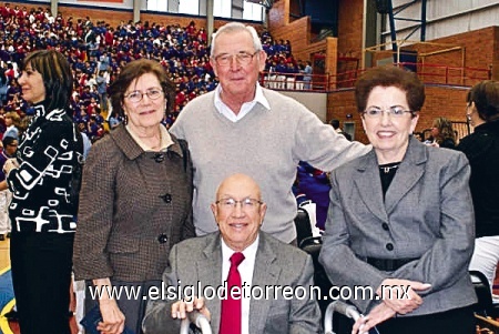 Don Manuel González García, primera generación; Carmelita Dueñes de González y ---