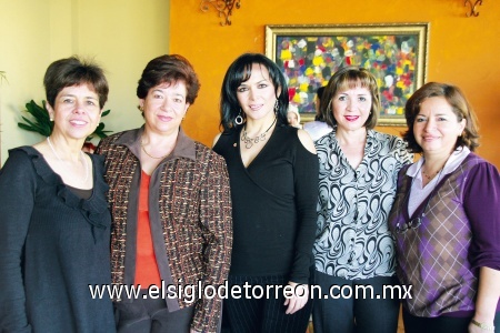 Brenda Monárrez celebra entre amigas
Irma Subealdea, Ana María de Fernández, Brenda Monárrez, Silvia Muñoz y Carmen Lomelí.