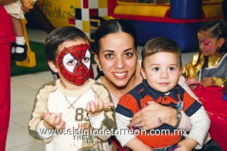 Ani García con sus pequeños Daniel y Luis Genaro.