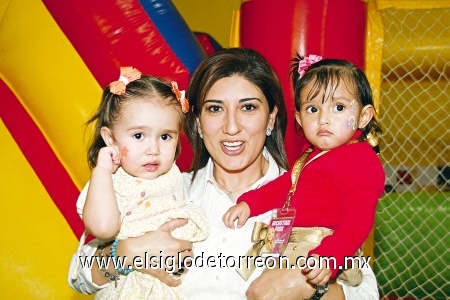 Julie, María Julia y Michelle Solís.