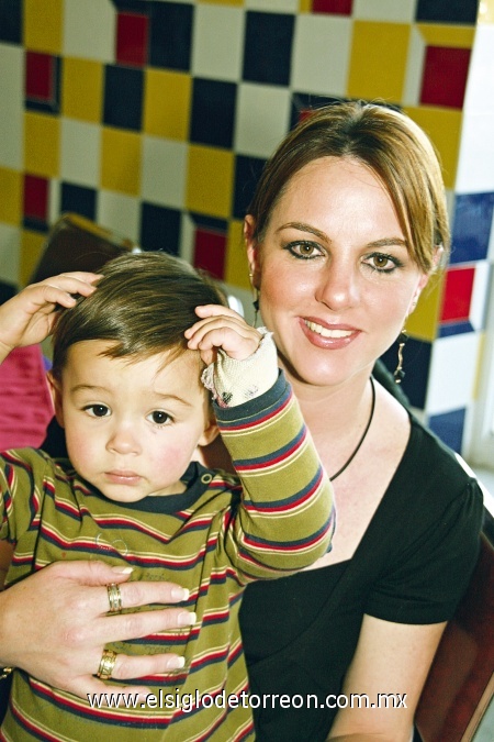 Sofía y el pequeño Jorge Solís.