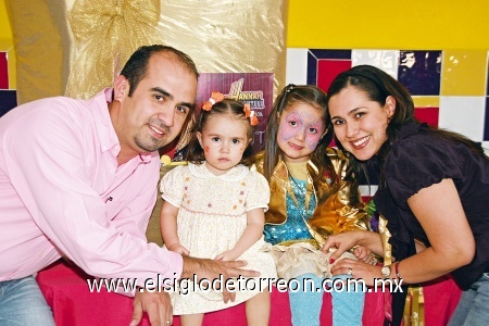 Apaga cuatro velitas
Bruno Solís Martell, Julie Solís, la festejada Lizeth y Lizeth Espinoza de Solís.