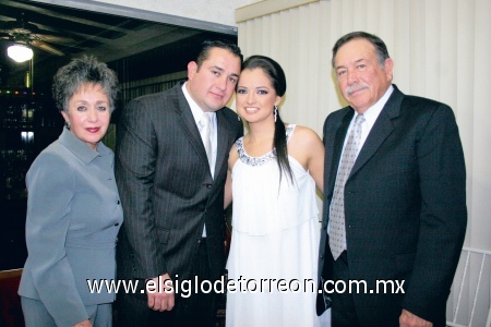 Rosa Aurora Andujo de Prieto, Eduardo Prieto, Ana Rosa Pérez y Álvaro Prieto.