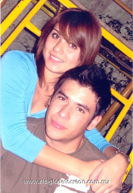 18022009 Jocelyn Mata y Mario Alberto Ramírez festejando cinco años de noviazgo el pasado 12 de febrero.