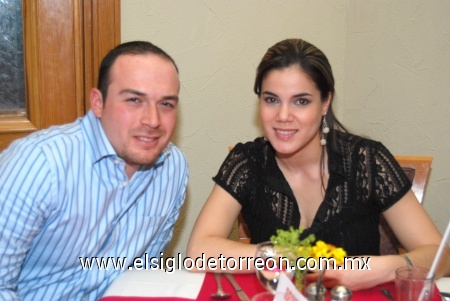 18022009 Víctor Mayagoitia y Marcela Garza celebraron la ocasión con una cena y música romántica.