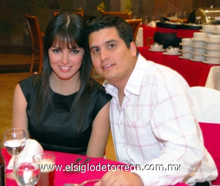 18022009 Helene Anguiano González y Jorge del Bosque Alba, en la celebración del Día de los Enamorados.