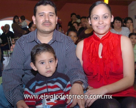 18022009 Felicidades. Pedro Alejandro en la compañía de sus papás Pedro Balderas y Selene Félix Morales, organizadores del festejo.