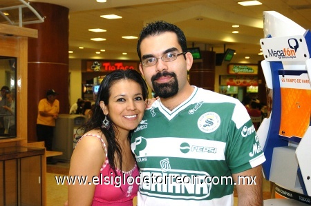 21022009 Vanessa Meráz y Carlos del Río, captados en reciente visita a un centro comercial de la ciudad de Torreón, Coahuila.