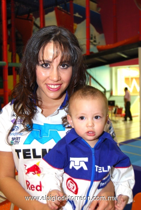 21022009 Fatme R. Macías con su pequeñito Christian Fadel Lucio Macías.