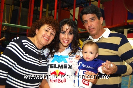 21022009  El pequeño Christian en la compañía de sus abuelitos Rocío López y Raúl Macías y de su feliz mamá Fatme.