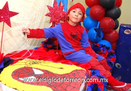 21022009 De fiesta.Víctor Manuel Piedra Hidrogo celebró su cumpleaños colmado de alegría y bajo la caracterización del sorprendente Hombre Araña. Pastel, bolos, en fin todo, se decoró de este famoso personaje.