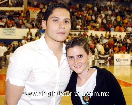 19022009 Seguidores del básquetbol son Anuar y Paulina.