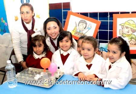 19022009 Litzy Bobadilla, Mariana Chávez, Ada Libni, Melanie Carrillo y Marifer Rodríguez junto a sus maestras Zaira Milán y Carmelita Serrano.