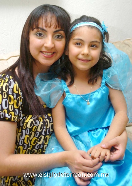 19022009 La pequeña Paulina en la compañía de su mamá Lulú Mercado, organizadora del convivio.