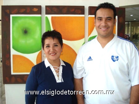 23022009 Rosario Ochoa y Guillermo Galván, durante la inauguración de la muestra pictórica.
