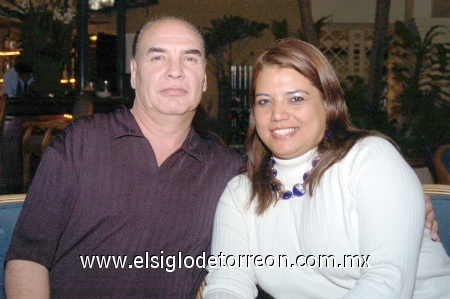 20022009 Víctor González y Tamara de González, celebrando en grande.