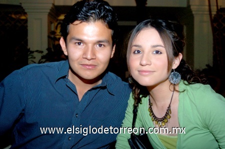 20022009 Javier Guevara y Gabriela Martínez, disfrutando de la grata velada.