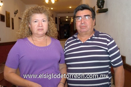 20022009 María Alejandra Galván y José Andrade, disfrutaron de la música de las rondallas en el Teatro Alfonso Garibay que celebra el 14 de febrero con el Encuentro.
