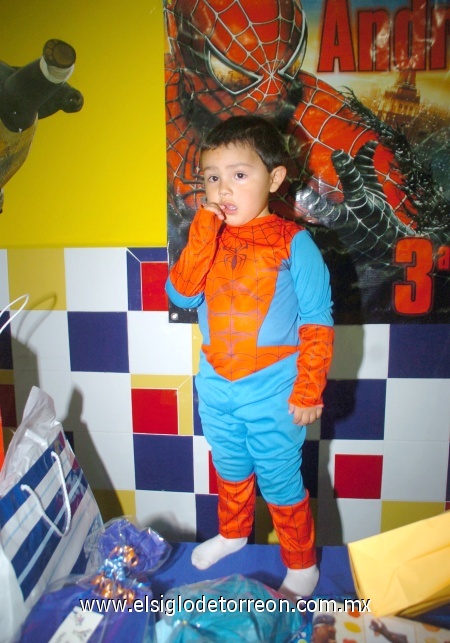 20022009 Pablo André, apagó las tres velas de su pastel de cumpleaños.
