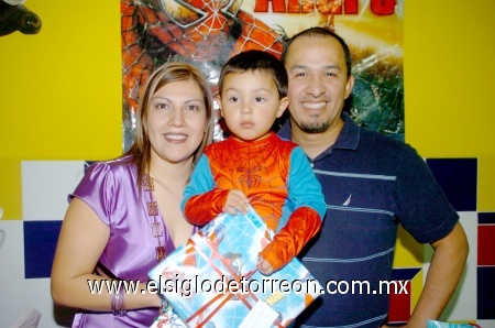 20022009 Felicidades. Pablo André Alvarado festejó como un superhéroe su cumpleaños en la grata compañía de sus padres Pablo Alvarado y Gina de Alvarado que le organizaron una fiesta.