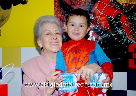 20022009 El pequeño Pablo feliz con su abuelita Amalia Bermejo.
