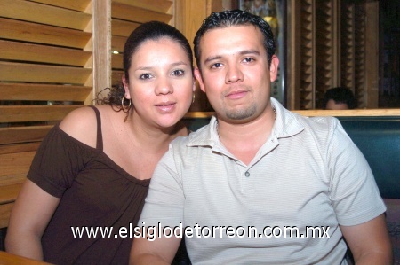 22022009 Brenda y Alejandro Ruiz, de visita en un restaurante de la ciudad.
