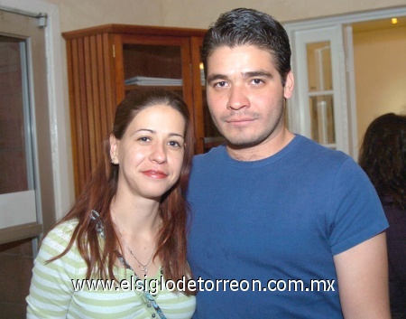 22022009 Mary Serna y Nicolás Sánchez, en pasada exhibición de arte en la ciudad.