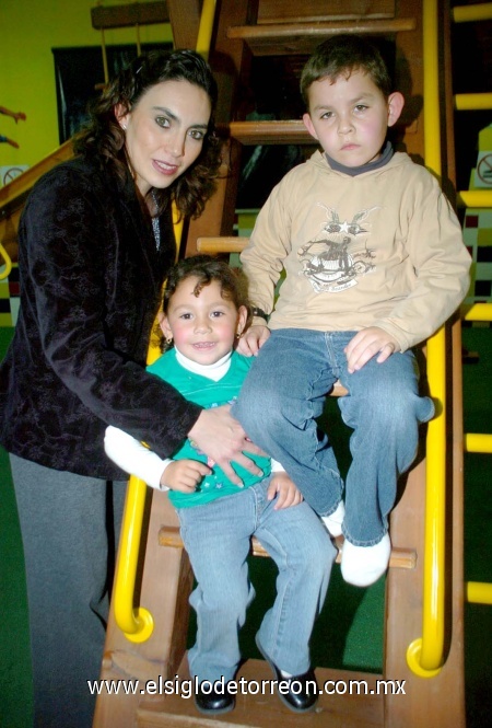 22022009 Invitados. Rosario de De la Garza, Ricky de la Garza y Rosario de la Garza, se recrearon de una fiesta de cumpleaños.