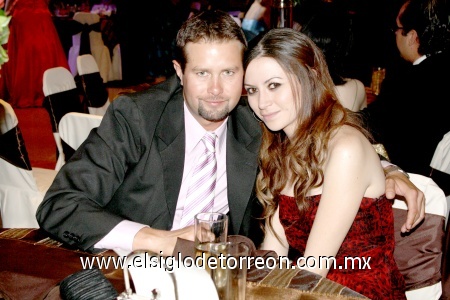24022009 Tadeo Tueme y Viridiana Reyes, presentes en un banquete de bodas.