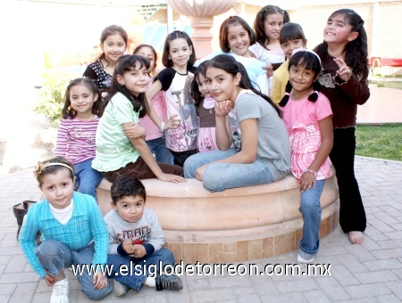 24022009 Muy felicitada. Ana Lucía en la compañía de amistades que disfrutaron junto con ella de esta linda fiesta que llevó por título 'Camp Rock', y que se prolongó por varias horas.