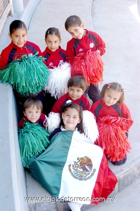 25022009 Muy mexicanos. Aisha Parra, Christian Morán y Luisa Fernanda Lozano, celebran el Día de la Bandera.