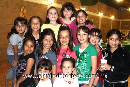 28022009 Muy felicitada.  Fer en la compañía de sus amiguitas del colegio con las que compartió una linda fiesta llena de diversión.