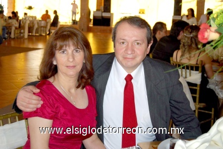 27022009 Coco y Rodolfo Durán, acompañaron a los novios en su boda.