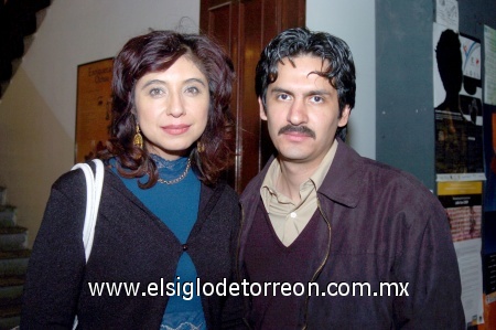 27022009 Teresa Muñoz y Alfredo Loera en pasada presentación de libro en conocido centro cultural de la ciudad.
