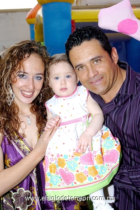 27022009 Piñata. Regina junto a sus padres Lorena  de Pedroza y Arturo Pedroza , que le organizaron una merienda.