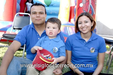 27022009 Alegría. Victor Hugo Quintero Robles con sus papás Víctor Hugo y Alma Delia Quintero anfitriones de su fiesta.