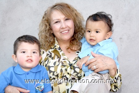 27022009 Víctor Hugo, su abuelita Rosaura Bonilla y Dario Villalobos Bonilla, durante la divetida fiesta de cumpleaños.