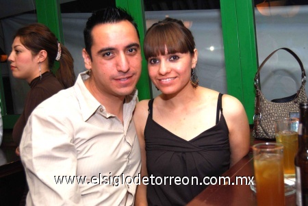 28022009 David Vega e Ileana Correa, disfrutaron en grande la noche a ritmo de música de los años 80.