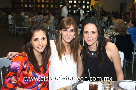 02032009 Dora, Neni y Alexis, acompañaron a Vero en su primera despedida de soltera