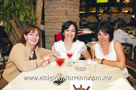 Alejandra Hoyos, Leticia de Sanchezviesca y Lorena Hoyos.