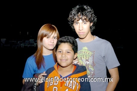 01032009 Cinthia Calzada, Ricky Ortiz y Axel Ortiz.