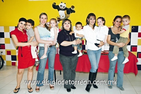 Natalia Herrera Ramírez acompañada por las señoras y sus hijos: Tahany e Iván, Lupita e Isabela, Mónica y René, Érika y Natalia, Sandra y Emilio.