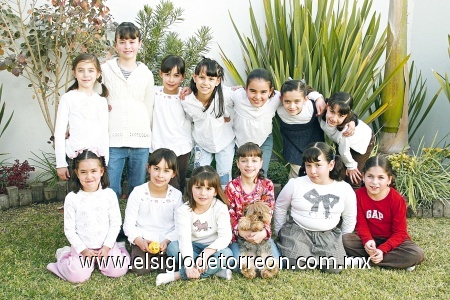 Andrea Estrada Madrazo acompañada de sus amigas.