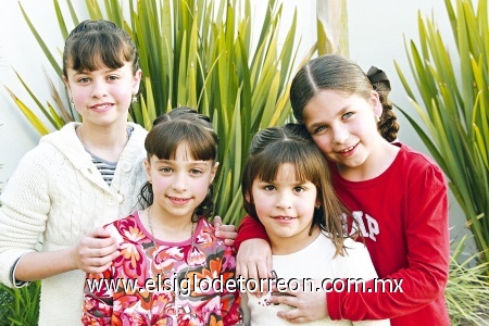 Celebra su Comunión
Regina y Andrea Estrada, Regina y Paulina Russek.