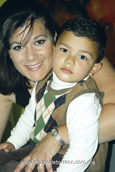 Cumple tres
Amira Issa de Cervantes y su pequeño Víctor Hugo celebrando su cumpleaños.