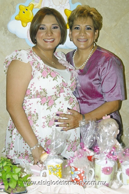 Próximo nacimiento
Karla Núñez de García con su mamá Irma de Núñez.