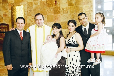 Nuevo cristiano 
Fue bautizado Francisco Javier Cedillo Elizondo y lo acompañan sus padres y padrinos.