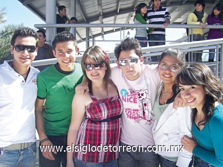 Alumnos de preparatoria de la UVM se divirtieron en grande durante los festejos del amor y la amistad.