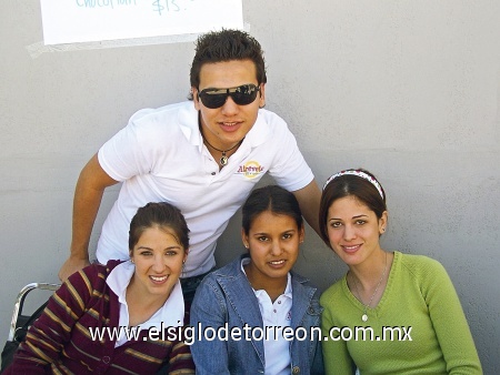 Derraman amor en la UVM
Anhuar Giacomán, Ana Rosa Quiroga, Damaris Solorio y Mónica Román.