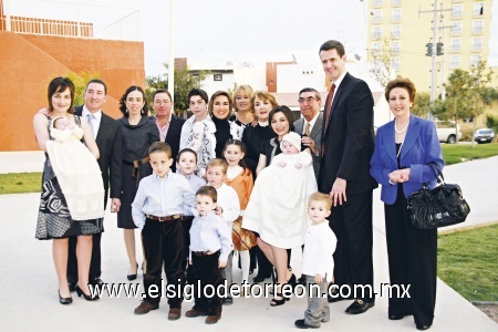 Son bautizados 
Sergio Treviño González y Martín Mc Doniel Treviño recibieron las aguas del bautismo.